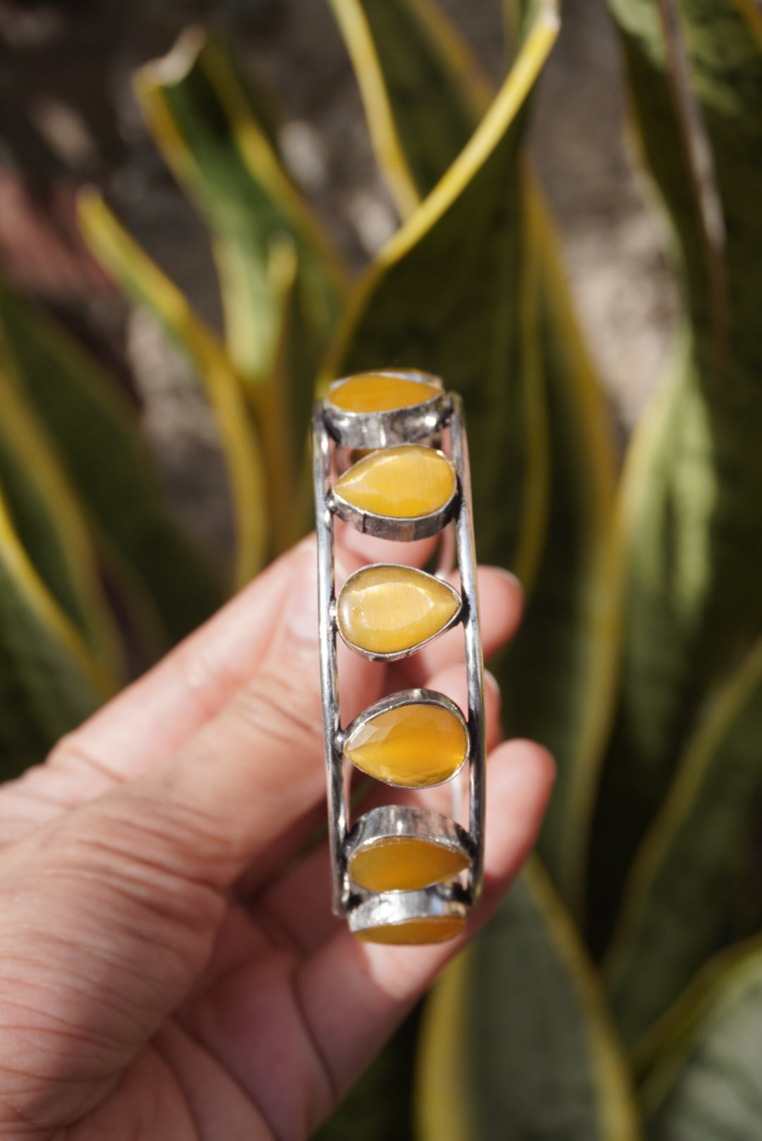 Teardrop Open Cuff – Yellow Onyx-Style Split Band Bangle in Textured Silver