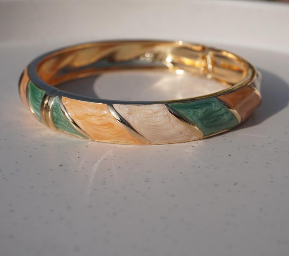 Tri-Color Enamel Twisted Bangle – Gold-Tone Geometric Stripe Bracelet