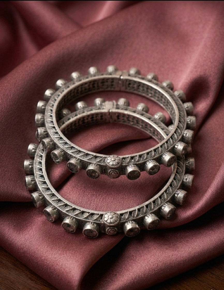 Antique Oxidized Silver Gokhru Bangle – Handcrafted Filigree Kada with Faceted Onyx-Toned Stones