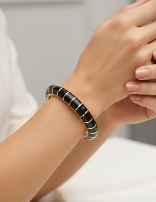 Onyx Luxe Ribbed Bangle – Bold Black Enamel & Gold Statement Cuff
