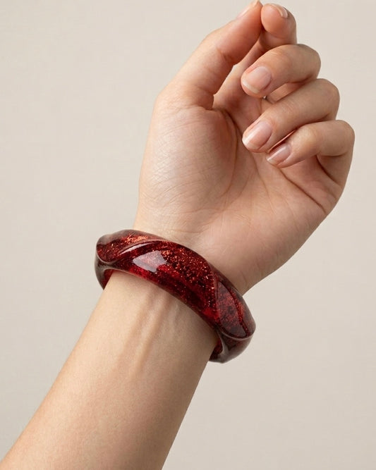 Amber Fire Swirl Bangle – Deep Red Resin-Style Statement Bracelet with Golden Shimmer