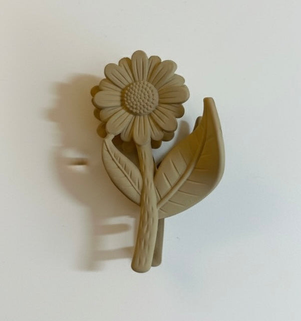 Trendy Matte Daisy Flower Hair Clutcher