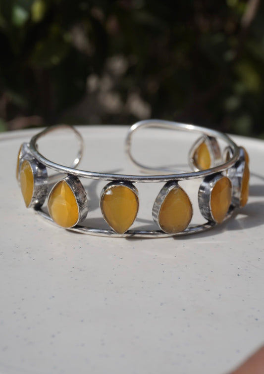 Teardrop Open Cuff – Yellow Onyx-Style Split Band Bangle in Textured Silver