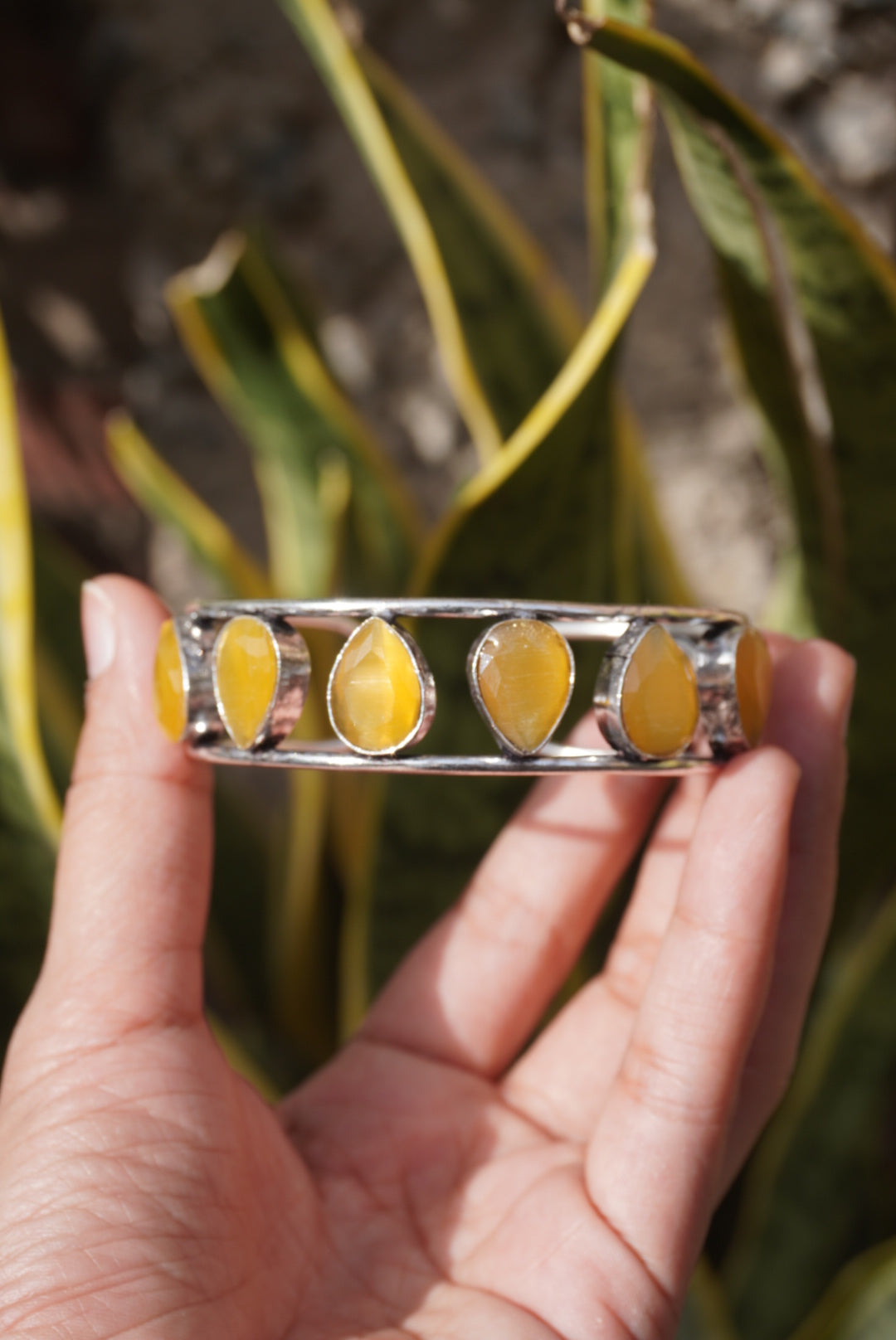 Teardrop Open Cuff – Yellow Onyx-Style Split Band Bangle in Textured Silver