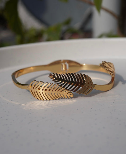Golden Fern Leaf Bypass Bangle – Elegant Open-Work Leaf Bracelet