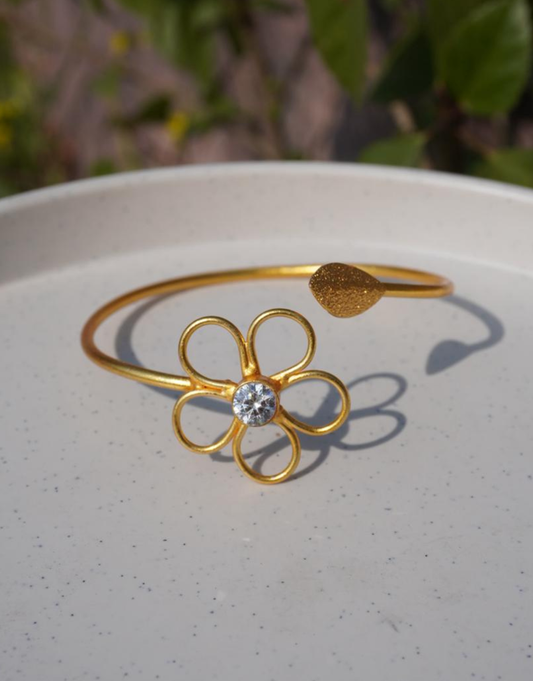 Women’s Gold Flower Open Bangle Bracelet – Delicate Petal Design Jewelry