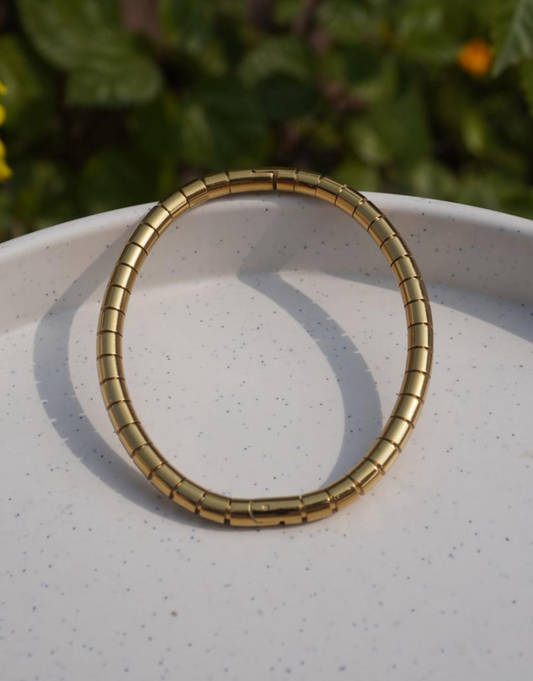 Ribbed Golden Bangle – Flexible High-Polish Finish