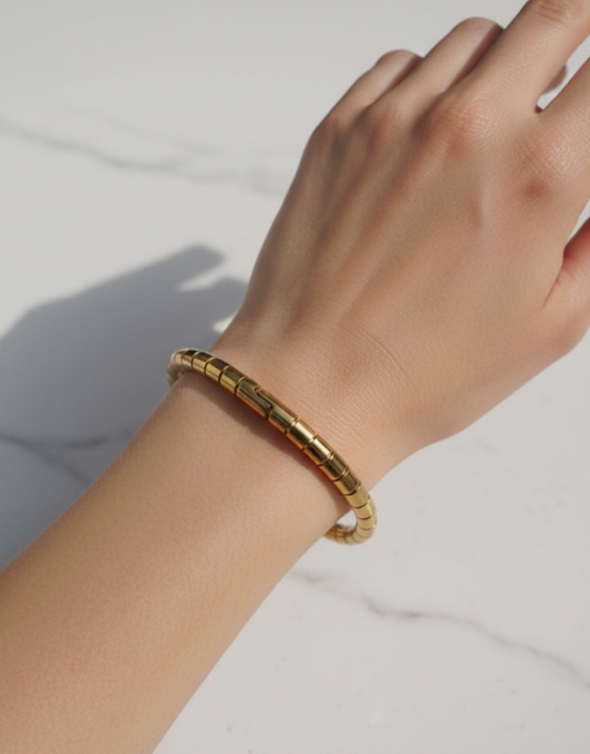 Ribbed Golden Bangle – Flexible High-Polish Finish